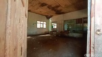 Bangunan SDN Budisetra yang rusak parah dan tak nyaris ambruk (Foto: Ikbal Selamet/detikJabar)