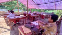 Siswa SDN Budisetra belajar di bawah tenda darurat di tengah lapang. (Foto: Ikbal Selamet/detikJabar)