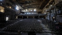 Aula hangus terlihat di Universitas Islam Gaza (IUG), yang dihancurkan selama serangan militer Israel.