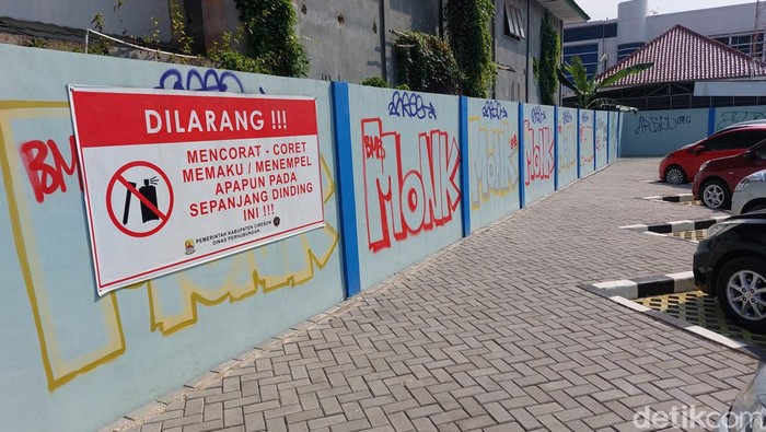 Sejumlah coretan aksi vandalisme menghiasi dinding Taman Parkir Sumber