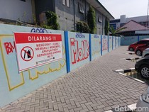 Coretan Tangan Jahil Bikin Taman Parkir Sumber Jadi Kumuh