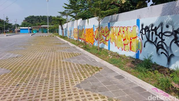 Sejumlah coretan aksi vandalisme menghiasi dinding Taman Parkir Sumber