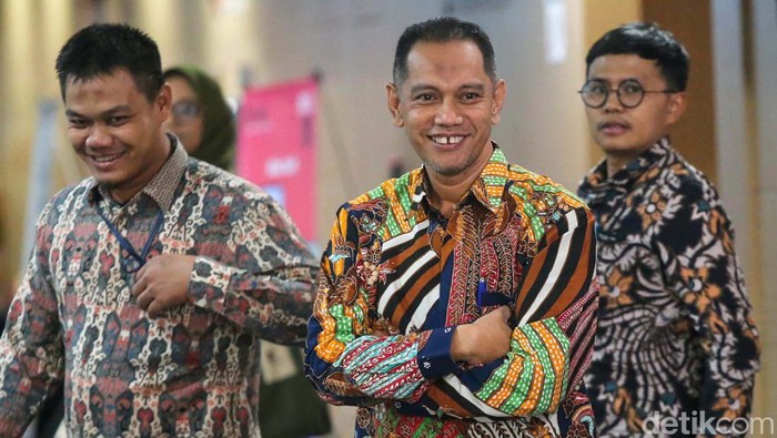 Wakil Ketua KPK Nurul Ghufron selesai menjalani sidang dugaan pelanggaran etik oleh Dewas KPK. Ghufron tampak tersenyum saat meninggalkan gedung ACLC KPK.