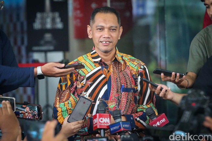 Wakil Ketua KPK Nurul Ghufron selesai menjalani sidang dugaan pelanggaran etik oleh Dewas KPK. Ghufron tampak tersenyum saat meninggalkan gedung ACLC KPK.