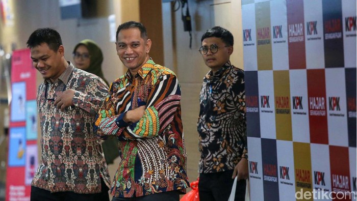 Senyum Nurul Ghufron usai Diperiksa Dewas KPK Wakil Ketua KPK Nurul Ghufron selesai menjalani sidang dugaan pelanggaran etik oleh Dewas KPK. Ghufron tampak tersenyum saat meninggalkan gedung ACLC KPK.