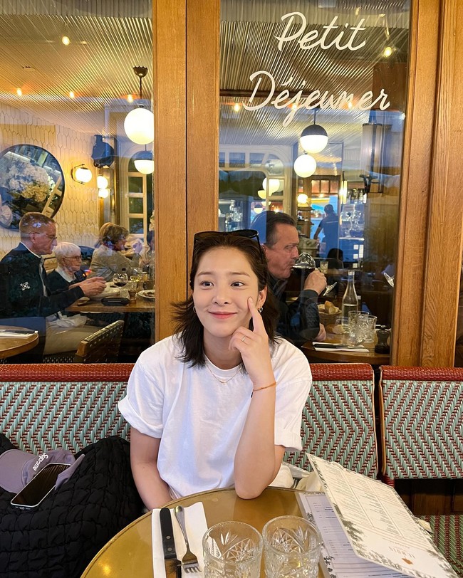 Karena masalah tersebut, Seol In Ah bahkan harus menjelaskan diri dalam postingan selanjutnya. Merak tidak menjual seragam Lee Kang In hari itu dan itu adalah pertandingan terakhir Mbappe di Paris Saint Germain.  Foto: Instagram Seol In Ah