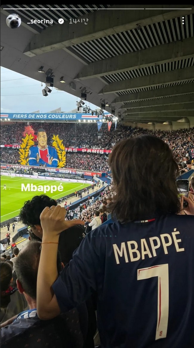 Pemain Twinkling Watermelon itu pun memakai jersey ketika menonton bola. Ia terlihat memakai baju bertuliskan nama Kylian Mbappe.  Foto: Instagram Seol In Ah