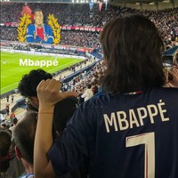 Pemain Twinkling Watermelon itu pun memakai jersey ketika menonton bola. Ia terlihat memakai baju bertuliskan nama Kylian Mbappe.  Foto: Instagram Seol In Ah
