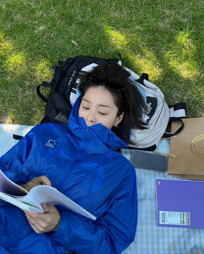 Tak disangka postingannya tersebut menimbulkan kontroversi. Ia mendapat sejumlah kritikan dari netizen karena tidak memakai jersey Lee Kang In. Foto: Instagram Seol In Ah