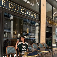 Selain jalan-jalan di Kota Paris, Seorina tampak menonton pertandingan bola. Ketika itu, ia menyaksikan laga Paris Saint Germain. Foto: Instagram Seol In Ah