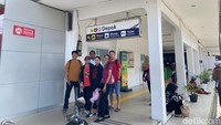 Keramaian Stasiun Depok membuat banyak orang-orang Belanda yang singgah, tinggal, bahkan berbisnis di kawasan sekitar Stasiun Depok. Dari sinilah istilah ‘belanda depok’ muncul. Pasalnya banyak orang-orang asli Belanda yang menikah dengan pribumi pada situasi tersebut.