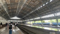 Peresmian Stasiun Tanjung Priok dilakukan bersamaan dengan perayaan 50 tahun Staatsspoorwegen beroperasi di Hindia Belanda tepatnya pada 6 April 1925 bersamaan pula dengan peluncuran KRL rute Tanjung Priok - Jatinegara. Stasiun Tanjung Priok juga menjadi stasiun pertama yang dilalui jalur rel kereta api listrik. Sempat berhenti beroperasi pada tahun 1999 dan kembali dioperasikan pada 13 April 2009.