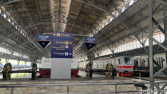 Kereta Api dikenal sebagai salah satu transportasi tua di Indonesia. Stasiun-stasiun yang ada di kawasan Jakarta pun punya sejarah panjang yang menarik disimak, Selasa (14/5/2024).