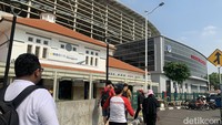 Tak banyak bagian bangunan lama yang masih bertahan di sini. Menurut Pamela, seorang guide dari Wisata Kreatif Jakarta, mulanya Stasiun Manggarai berbentuk lapangan luas dengan luas 2.47 hektar dengan 12 jalur kereta api. Stasiun Manggarai ini juga jadi salah satu saksi bisu pelariannya rahasia Ir. Soekarno dalam menjalankan perjalanan kereta luar biasa (KLB) guna memindahkan ibu kota ke Yogyakarta pada 4 Januari 1946. Untuk menutupi perjalanan tersebut gerbong kereta barang telah disusun rapi berderet di jalur 1.