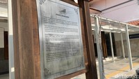 Belanda mulai menjajah Indonesia sejak tahun 1619. Saat itu para penjajah melakukan langkah salah satunya dengan memulai pembangunan stasiun sebagai penyokong transportasi kereta api secara bertahap, salah satunya Stasiun Manggarai. Stasiun Manggarai sudah dikenal sejak tahun abad ke-17. Tak langsung beroperasi sebagai stasiun, mulanya Stasiun Manggarai digunakan sebagai tempat tinggal dan pasar budak asal Manggarai, Flores. Stasiun Manggarai dibongkar dan dibangun ulang oleh Ir. Van Gendt seorang arsitek Belanda dan resmi beroperasi pada 1 Mei 1918. Sebelumnya stasiun ini berada di bawah pengelolaan Staatsspoorwegen yang kemudian jaringannya diperluas oleh Meester Cornelis.