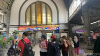 Stasiun ini di bangun pada pertengahan abad ke-19 selama 3-4 tahun. Meskipun sudah berumur ratusan tahun, Stasiun ini masih beroperasi secara normal di era sekarang dengan 11 koridor. Stasiun Jakarta Kota masuk sebagai salah satu stasiun heritage dan salah satu stasiun tua di Jakarta.