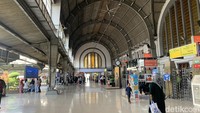 Stasiun Jakarta Kota sering juga dikenal sebagai Beos Batavia. Beos berasal dari nama Belanda yakni Batavia En Omstreken yang memiliki makna Batavia dan sekitarnya. Arsitektur bangunan di stasiun ini bernuansa klasik eropa yang jika dibandingkan dengan stasiun-stasiun tua di Belanda memiliki beberapa kemiripan. Hanya saja Stasiun Jakarta Kota lebih menunjukan gaya klasik kuno. Atap yang tinggi dan material anti panas yang ada membuat sirkulasi udara di Stasiun Jakarta Kota terasa sejuk dengan angin semilir.
