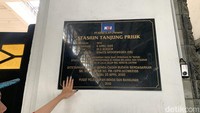 Bangunan Stasiun Tanjung Priok masih terasa lekat dengan kisah-kisah sejarah dan arsitektur khas art deco dengan atap atau overkapping melengkung yang instagramable. Konon pada zaman dahulu juga terdapat beberapa resto, bar, hingga lantai dansa untuk menyambut orang-orang Belanda yang akan bepergian dari stasiun tersebut. Kini Stasiun Tanjung Priok ditetapkan sebagai Cagar Budaya Jakarta.