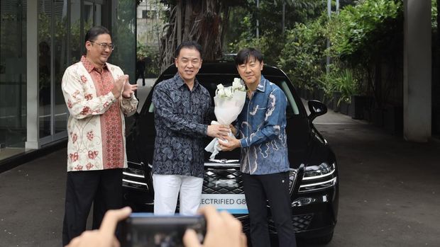 Shin Tae-yong dapat mobil Genesis Electrified G80 dari Hyundai.