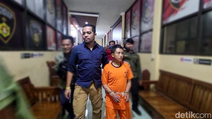 Herang, pelaku pembunuhan ibu kandung di Sukabumi, digiring polisi untuk menjalani pemeriksaan.