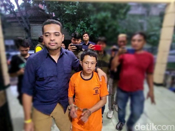 Herang, pelaku pembunuhan ibu kandung di Sukabumi, digiring polisi untuk menjalani pemeriksaan.