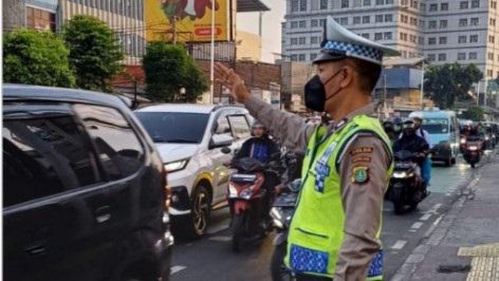 Kemacetan Pagi Menyelimuti Jalan Dewi Sartika Arah Kalibata, Jakarta Selatan