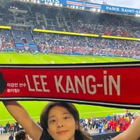 Tak hanya itu, Seorina juga membawa slogan bertuliskan nama Lee Kang In untuk menunjukkan dukungannya kepada pemain asal dari Korea Selatan yang bermain untuk klub tersebut. Foto: Instagram Seol In Ah
