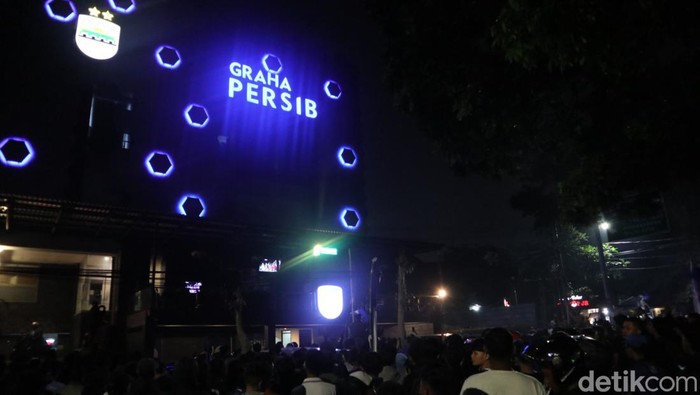 Suasana nobar di depan Graha Persib, Kota Bandung