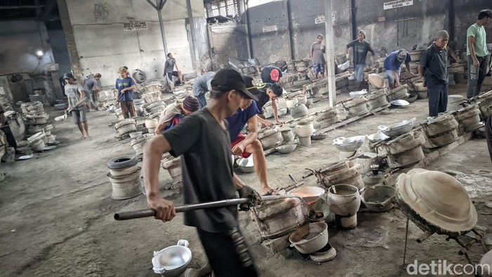 Suasana pabrik wajan di Ciamis.