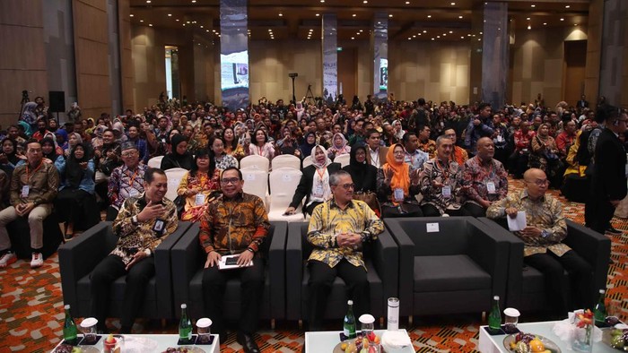 Pelaksana Tugas (Plt) Kepala Perpusnas E. Aminudin Azis dan Pegiat Literasi Maman Suherman menghadiri Rakornas Perpustakaan Nasional di Jakarta, Selasa (14/5/2024).