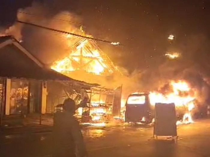 Tangkapan layar dari video peristiwa kebakaran mobil yang apinya menyambar rumah warga di jalan raya nasional Desa Kamulyan, Kecamatan Tambak, Kabupaten Banyumas, Selasa (14/5/2024) petang.
