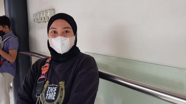 Tata, pengguna TransJ (Indra Komara/detikcom)