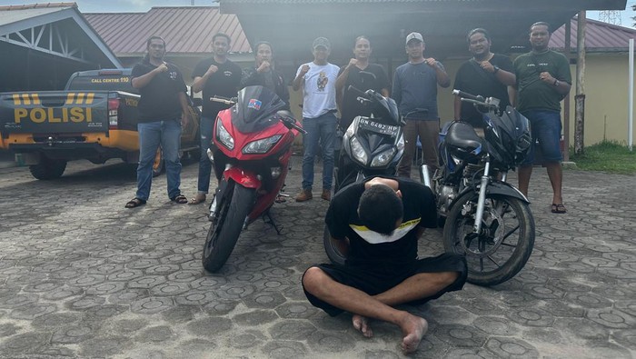 Tersangka dan barang bukti yang dibeli dari uang hasil curian saat diamankan polisi.