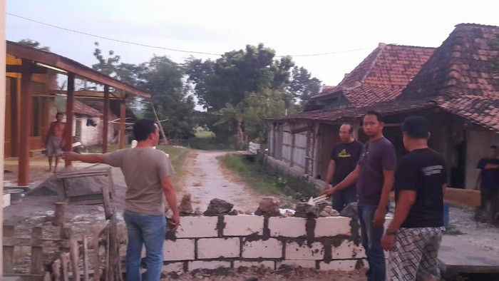 Tetangga tak akur, jalan dipondasi warga di Desa Gabusan, Kecamatan Jati, Blora.