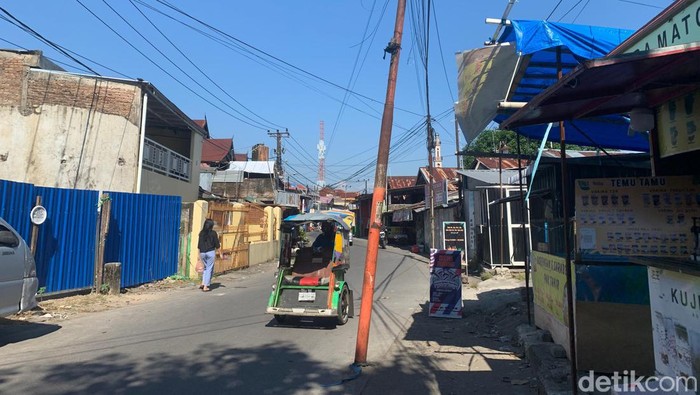 Tiang berada di badan jalan di jalan Manuruki, Makassar kerap jadi biang kecelakaan.