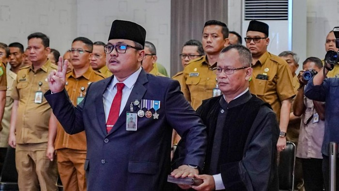 Topan Ginting saat diambil sumpah jabatan sebagai Pj Sekda Kota Medan (Dok. Diskominfo Medan)