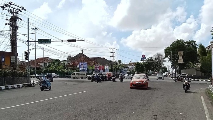 Lampu lalu lintas (lantas) atau traffic light Simpang Samsat UPTB Palembang 1, Kecamatan Ilir Barat (IB) 1 tampak tidak berfungsi pada Selasa (14/5/2024) siang. Sehingga kendaraan yang melintas berebutan jalan.