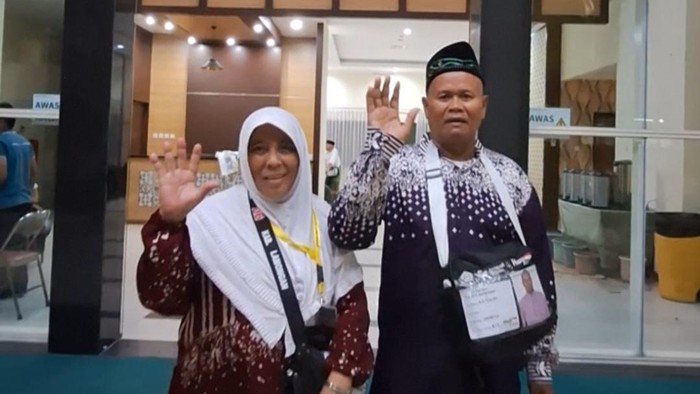 Tukang rumput asal Lamongan, Paridjan dan istrinya akhirnya bisa berangkat haji bersama usai menabung sejak 2005.
