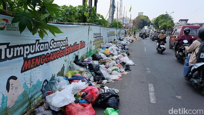 Tumpukan sampah di pinggir Jalan Kusumanegara utara GL Zoo Jogja, Selasa (14/5/2024).