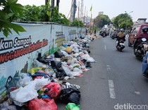 Sampah Meluber di Jalan Kusumanegara, Warga: Baunya Menyengat!