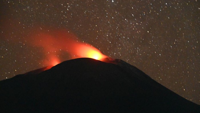 Visual Gunung Ile Lewotolok di Kabupaten Lembata, NTT, meletus sebanyak 14 kali pagi ini, Selasa (14/5/2024). (Foto; Istimewa)