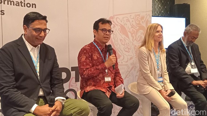 Wakil Menteri Komunikasi dan Informasi Nezar Patria (tengah) di Nusa Dua, Badung, Bali, Selasa (14/5/2024). (Foto: Aryo Mahendro/detikBali)