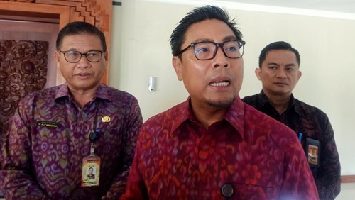 Wakil Wali Kota Denpasar I Kadek Agus Arya Wibawa (tengah) dan Sekretaris Daerah (Sekda) Kota Denpasar Ida Bagus Alit Wiradana di Graha Sewaka Dharma, Denpasar, Bali, Selasa (14/5/2024).