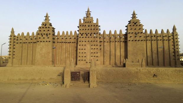 Warga Mali Gotong Royong Plester Ulang Masjid Agung dari Lumpur Malians take part in the annual replastering of the world's largest mud-brick building, the Great Mosque of Djenne, Mali, Sunday, May 12, 2024. The building has been on UNESCO's World Heritage in Danger list since 2016. The mosque and surrounding town are threatened by conflict. Djenne's mosque requires a new layer of mud each year before the start of the rainy season in June. (AP Photo/Moustapha Diallo)