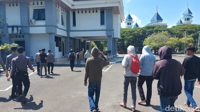 Warga mendatangi Kantor Bupati Pinrang protes limbah penggilingan padi.