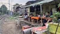 Warungnya bisa dikatakan sangat sederhana dengan bangunan semi permanen dan cat yang didominasi warna hijau. Pembeli bisa memilih untuk duduk di bagian dalam, depan warung, atau di luar untuk merasakan sensasi yang lebih menantang saat menyantap menu yang disajikan sambil melihat kereta api lalu-lalang.  