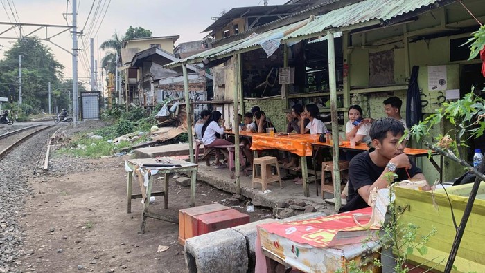 Ternyata ada warung pancong legendaris Menteng, Jakarta Pusat. Meskipun masih sederhana, warung pancong ini berhasil tarik banyak pembeli dari luar Jakarta.