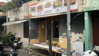 Menunya sangat terjangkau, mulai dari Rp 4 ribu saja untuk setengah loyang pancong polos. Tak hanya pancong, pilihan menu di sini bisa dikatakan cukup beragam. Mulai dari mie yang dimasak berbagai macam, roti panggang, pisang panggang, es krim, hingga seblak ada di sini. Harganya juga bervariasi mulai dari Rp 9 ribu hingga Rp 26 ribu untuk makanan dan minumannya.  
