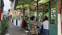 Warung Pancong Yaya buka selama 24 jam dan paling ramai dikunjungi pada Sabtu malam. Meskipun begitu, pada hari biasa pun warung ini tak pernah kosong mlompong.  