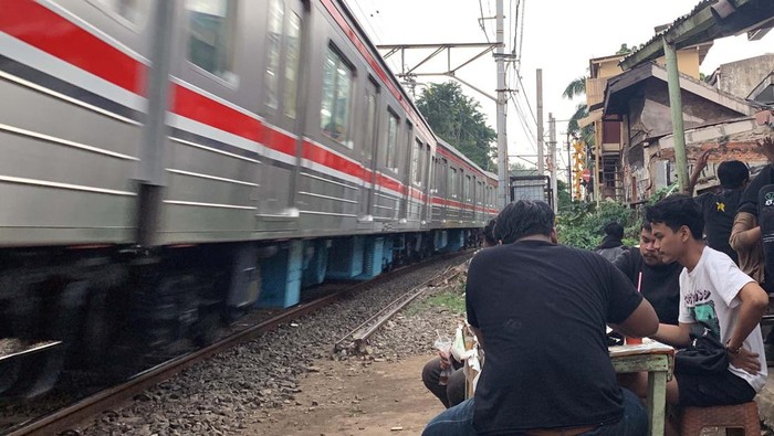 Ternyata ada warung pancong legendaris Menteng, Jakarta Pusat. Meskipun masih sederhana, warung pancong ini berhasil tarik banyak pembeli dari luar Jakarta.